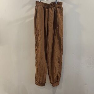 Misa Parachute pants in Gold